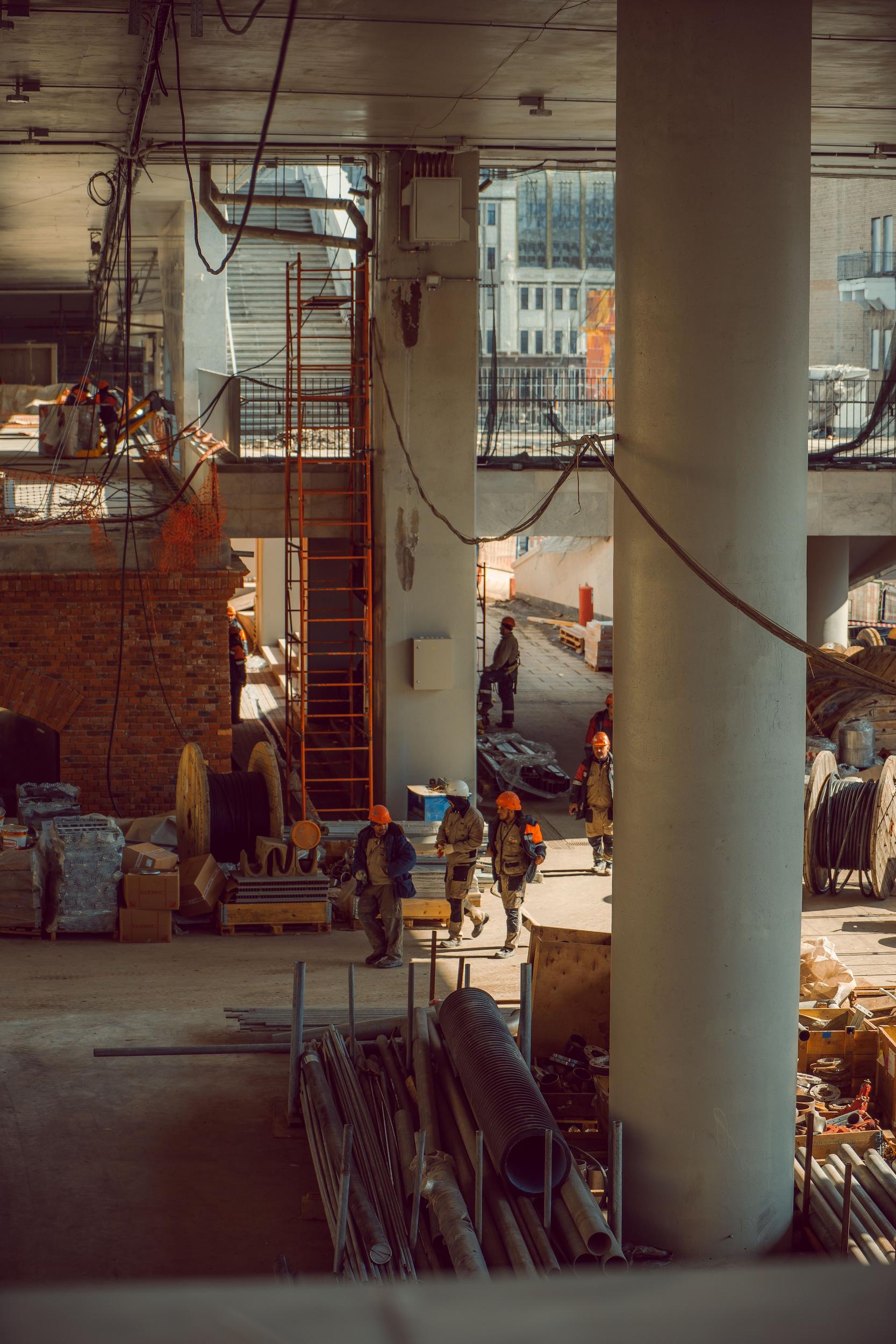 En travl urban byggeplads med arbejdere og omfattende udstyr, der fremhæver moderne byggeteknikker.